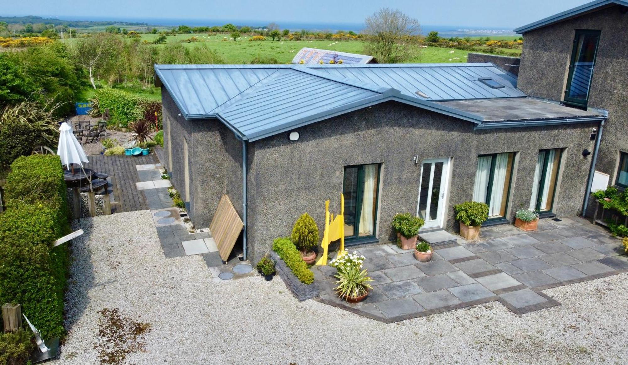 Golf & Family Chill Cottage, Hot-tub, 10 Min * Coleraine